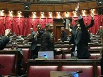 L'aggressione del pd al M5S in Parlamento