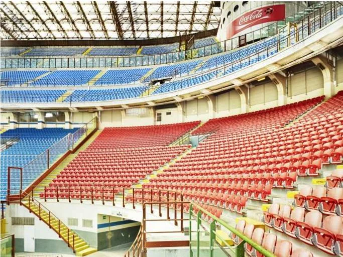 La casta non molla il posto allo stadio