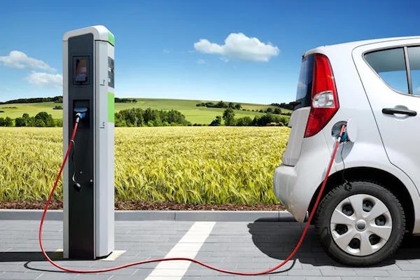Auto elettriche: il ritardo italiano che mette a rischio un settore