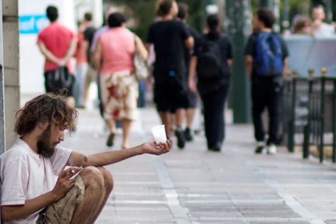 Eurispes: metà delle famiglie non arriva a fine mese