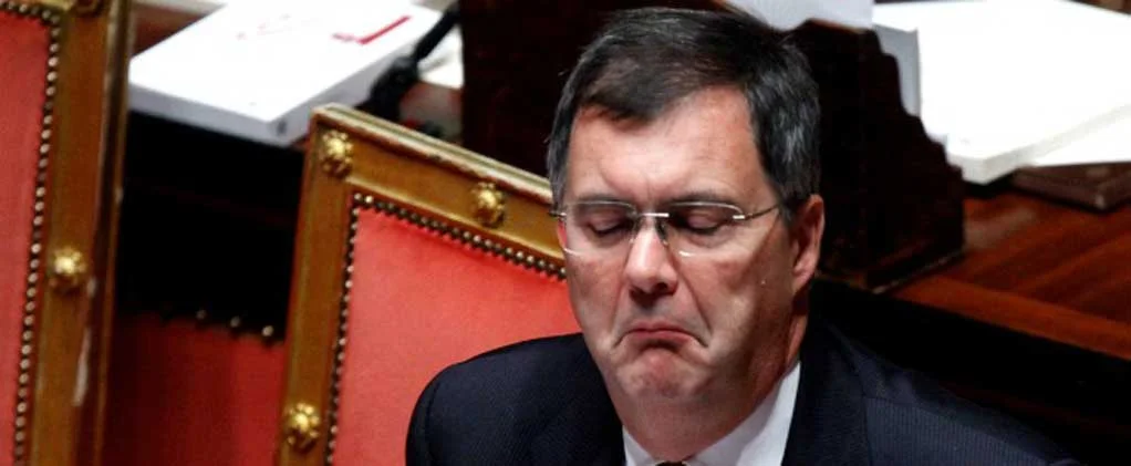 Banche e prodotti rischiosi, ecco perché Vegas deve dimettersi