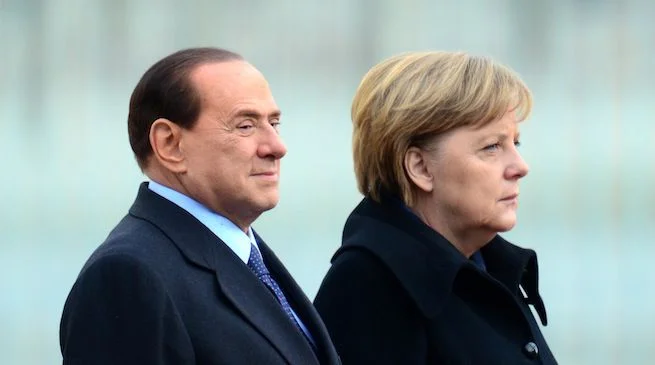 Fuori Renzi, dentro Berlusconi. La Merkel si prende gioco degli italiani