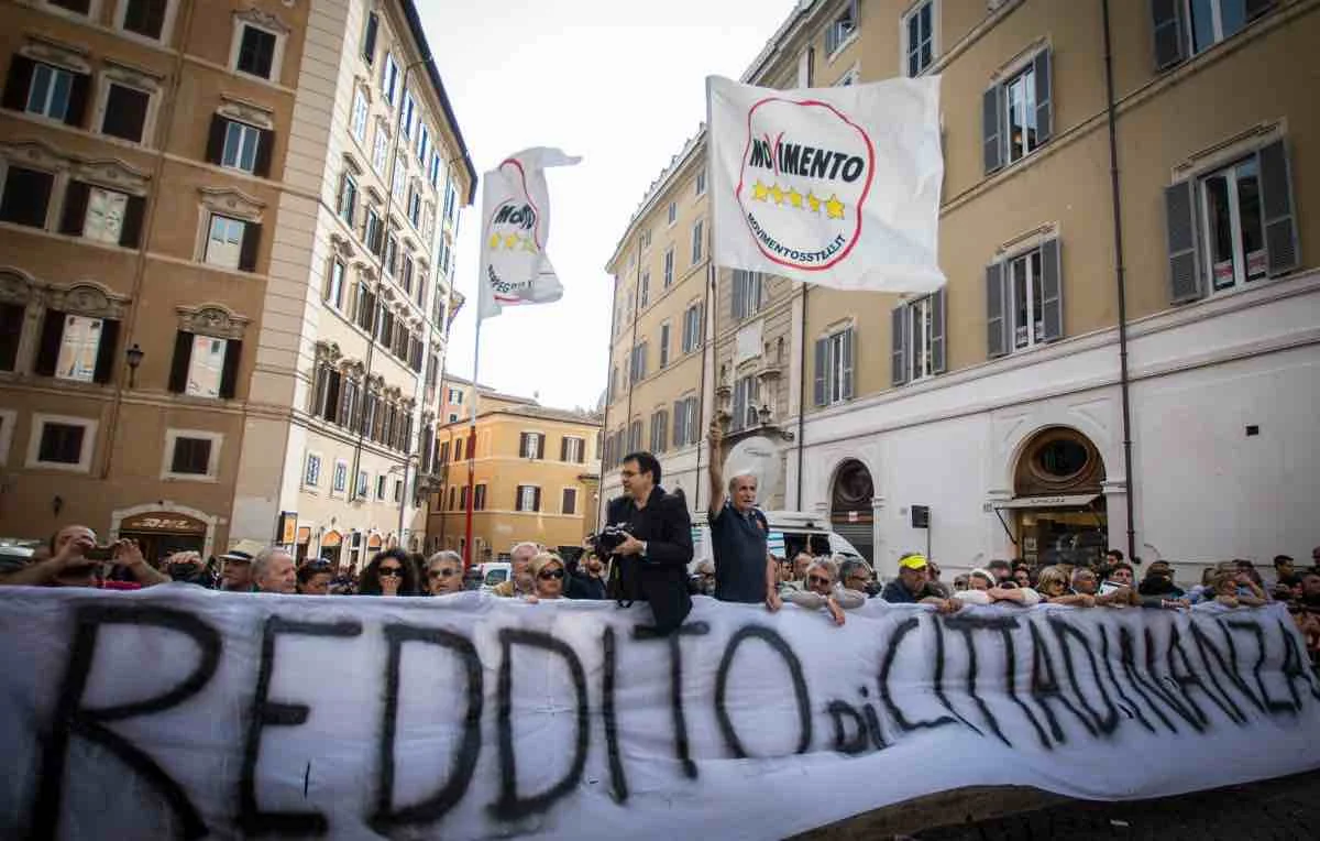 Le ironie sui poveri in fila per il reddito di cittadinanza sono altri voti per il MoVimento 5 Stelle