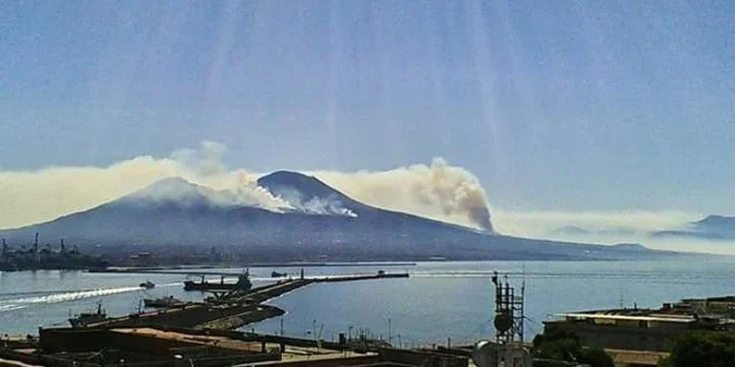 Il #VesuvioBrucia: chiediamo lo Stato di emergenza nazionale