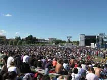 Cemento sul prato di Woodstock 5 Stelle