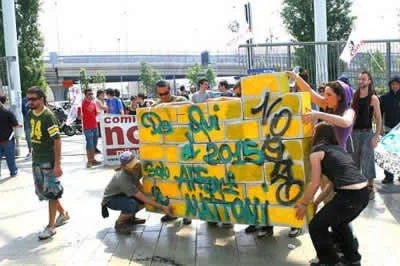 Mattoni d'oro, manganelli di piombo