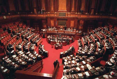 I partiti si tengono vitalizi e privilegi
