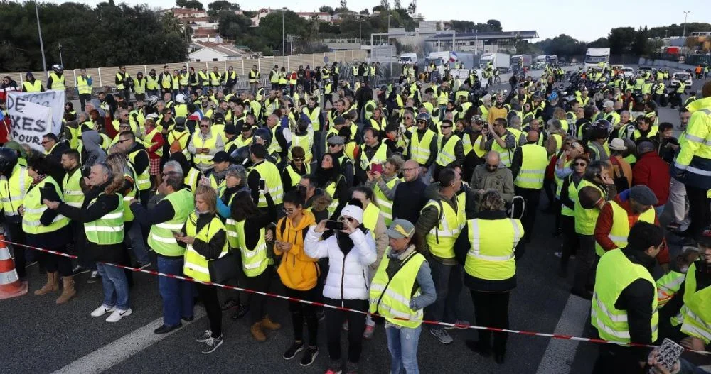 Gilet gialli, il simbolo dietro al carburante