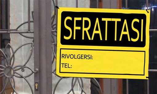 Case vuote, famiglie per la strada