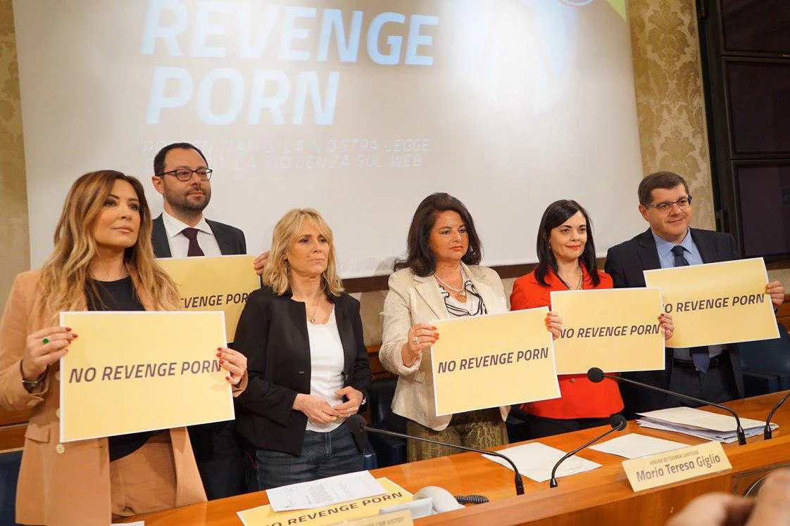 Uniti per una normativa contro il revenge porn