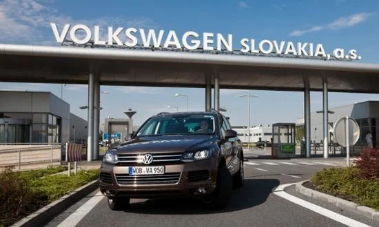 Volkswagen licenzia 3000 lavoratori in Slovacchia. Come cambia il lavoro nella Detroit sul Danubio