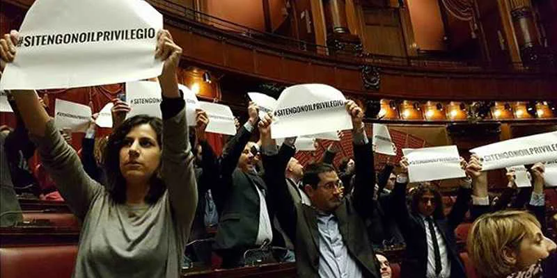 Non mollano il vitalizio, ma affamano i pensionati