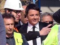 Renzie fa selfie e dei poveri se ne frega