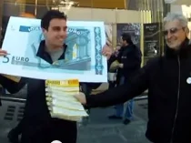 VIDEO - Il banchetto #fuoridalleuro a Milano
