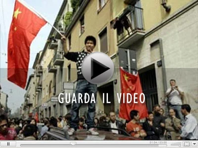 Le bandiere rosse di via Paolo Sarpi